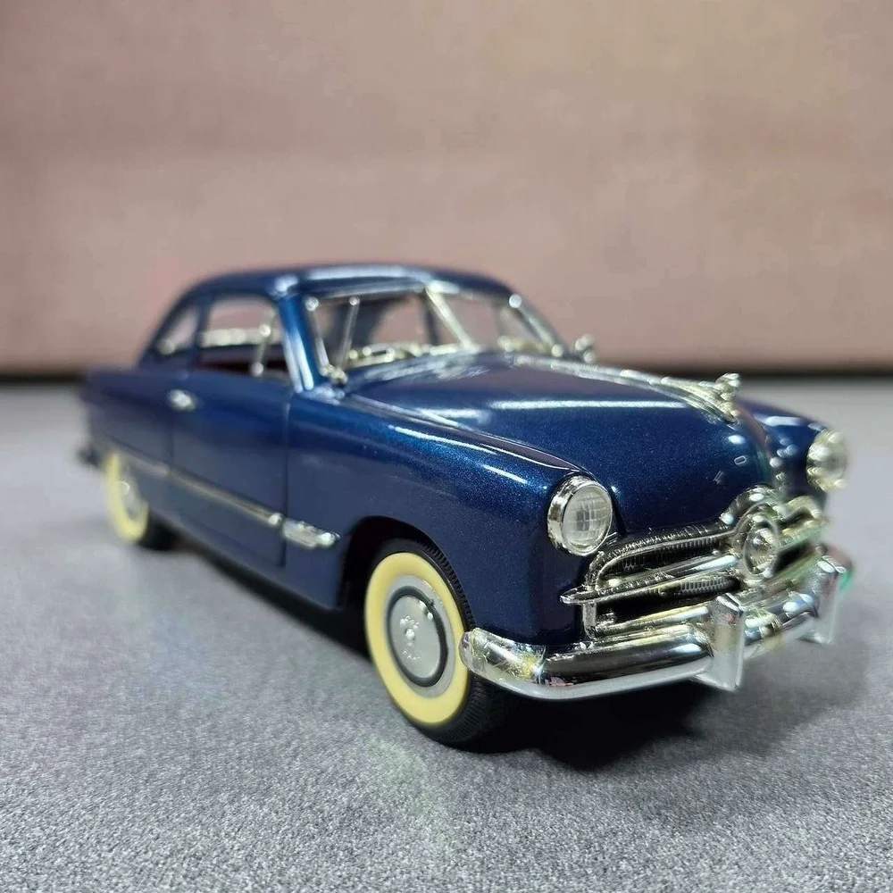 Ford 1949 Custom Coupe Diecast Model 1:18 Mira Solido Excellent Metallic
